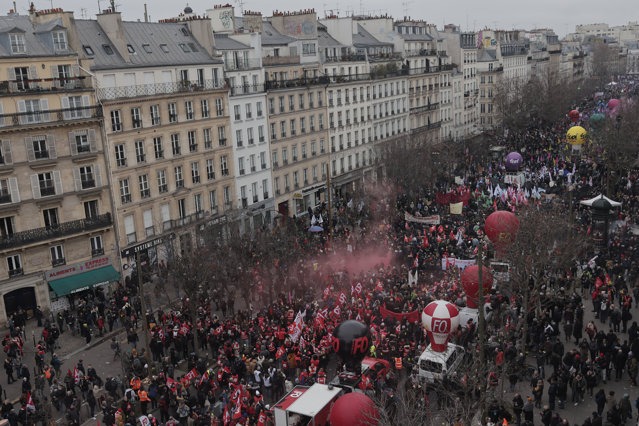 Zeci de protestatari, reţinuţi în Franţa după confruntări cu forţele de ordine / Macron cere evitarea violenţelor
