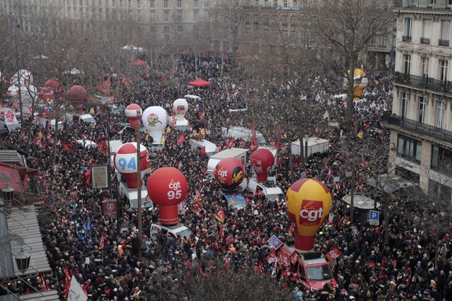 Peste un milion de participanţi la protestele din Franţa. Guvernul vrea noi dezbateri cu sindicatele