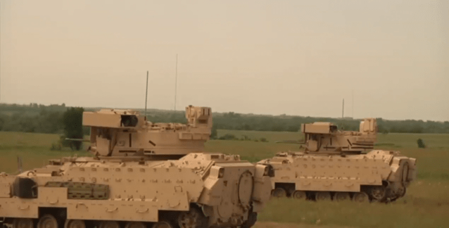 50 de Bradley sunt gata pentru Ucraina. Cum funcţionează tancul şi rachetele sale