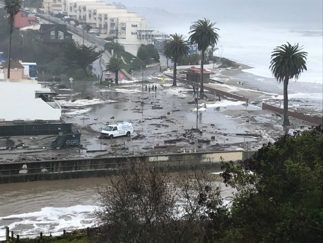 Furtuna din California lasă peste 560.000 de locuinţe fără curent electric
