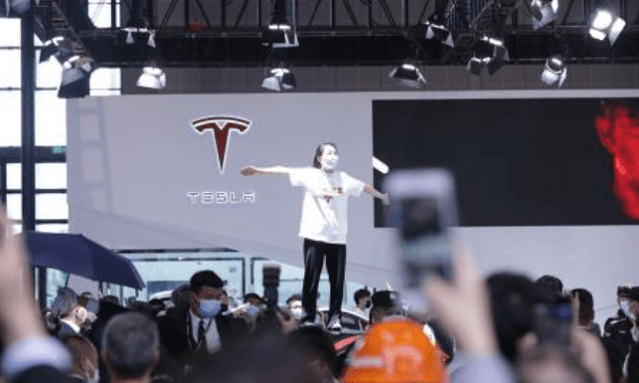 Proprietarii de Tesla din China protestează faţă de reducerile pe care le-au ratat