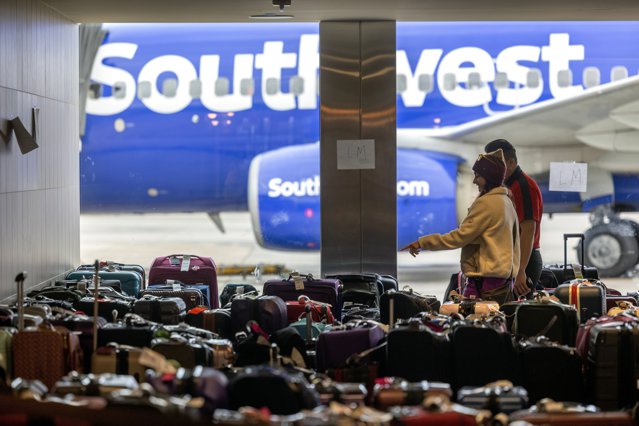 Companie aeriană, dată în judecată deoarece nu a oferit despăgubiri celor blocaţi în aeroporturi