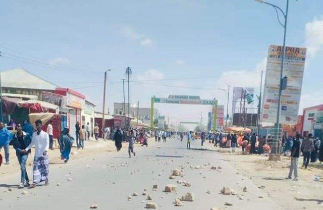 Cel puţin 20 de persoane au decedat în luptele dintre protestatari şi forţele de ordine din Somalia