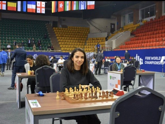 Jucătoarea de şah iraniană Khadem avertizată să nu se întoarcă în Iran după ce a concurat fără hijab