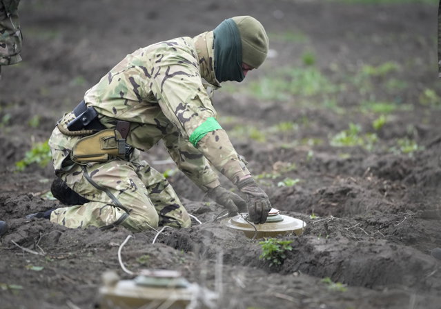 Ucrainenii învaţă tehnici de deminare de la experţi cambodgieni