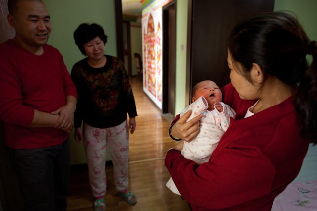 Populaţia Chinei înregistrează scăderi pentru prima dată în şase decenii