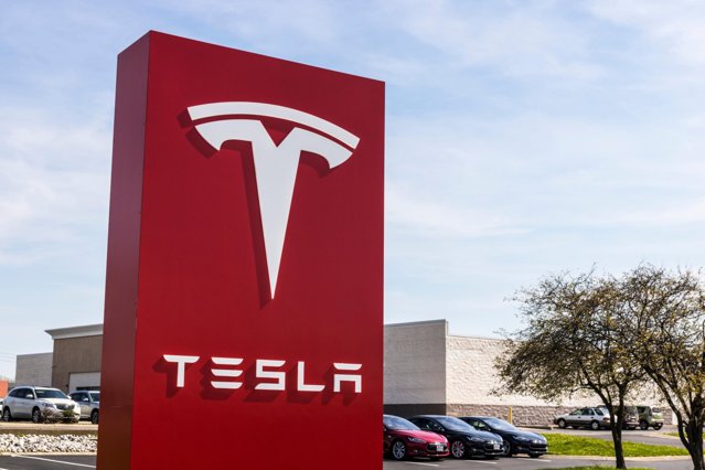 Tesla, criticată în Germania din cauza orelor de lucru şi contractelor