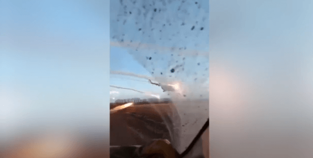 Zborul razant al unui Mi-8 ucrainean aproape loveşte un vehicul civil