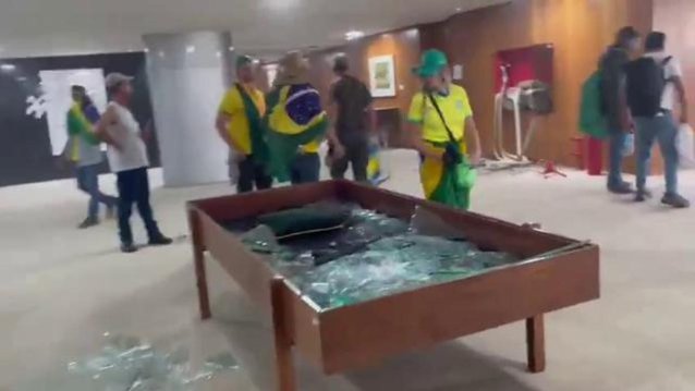 Susţinătorii lui Bolsonaro încearcă să intre în Parlamentul Braziliei: lupte cu poliţia