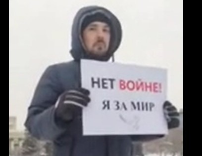 Un rus care a afişat o pancartă anti-război a fost reţinut