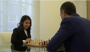 Meci de şah între premierul spaniol Sanchez şi Sara Khadem, sportiva care a stârnit Iranul jucând fără văl