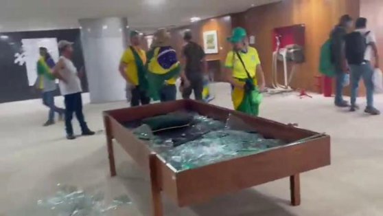 Imaginea articolului Susţinătorii lui Bolsonaro încearcă să intre în Parlamentul Braziliei: lupte cu poliţia


