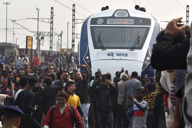 un bărbat căzut sub un tren în mişcare a fost scos nevătămat