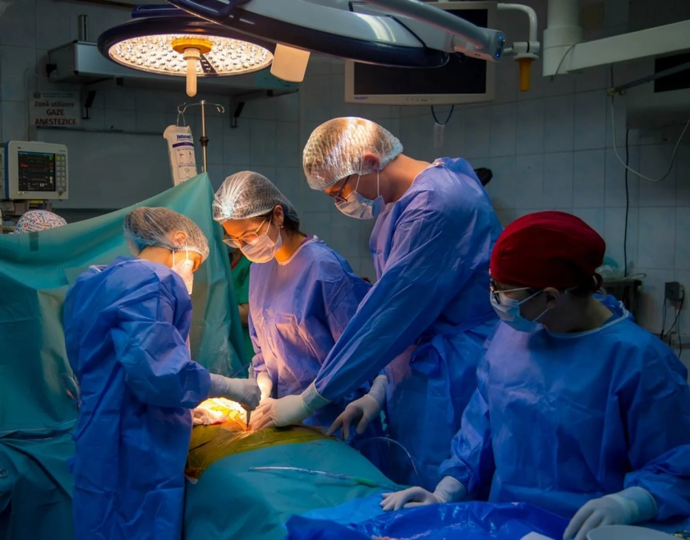 Intervenție chirurgicală în premieră la Bacău. Medicii i-au salvat unui pacient singurul picior pe care îl mai avea