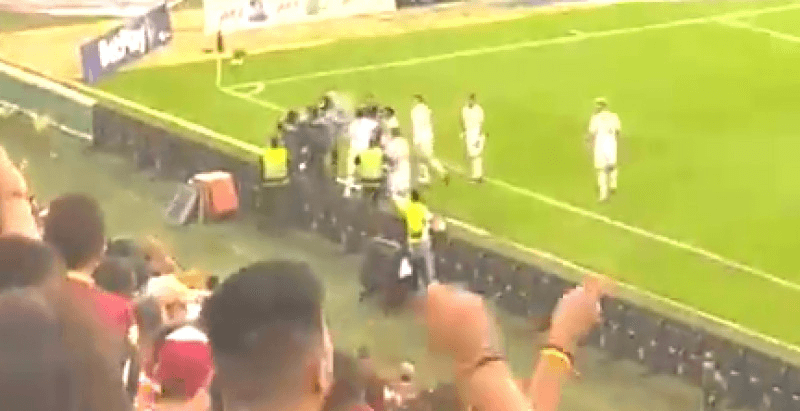 Un suporter a pătruns pe teren și a lovit un jucător de fotbal. Fotbalistul a fost eliminat și s-a declanșat scandalul VIDEO
