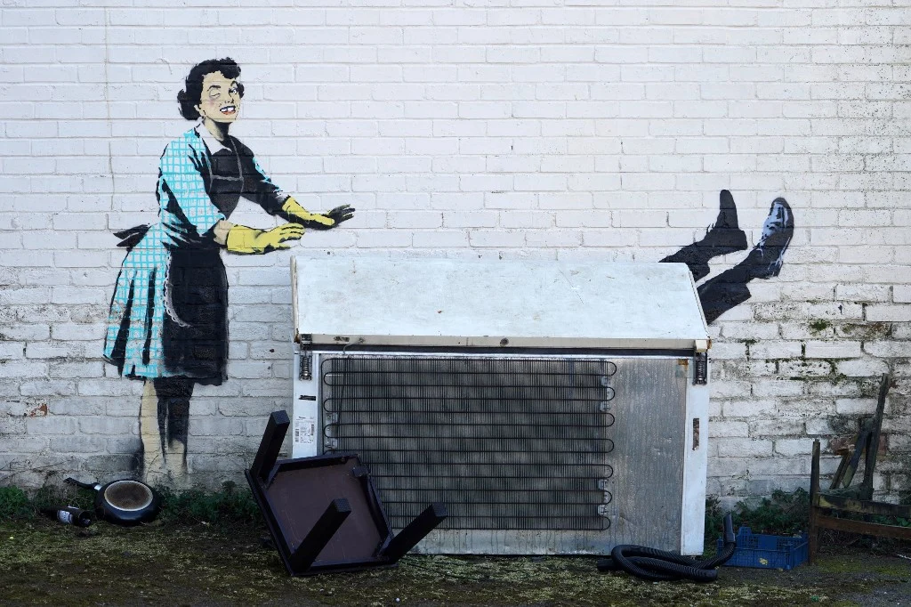 Un desen mural de Banksy, dezvăluit de Sfântul Valentin, compromis de municipalitatea dintr-o stațiune din Anglia