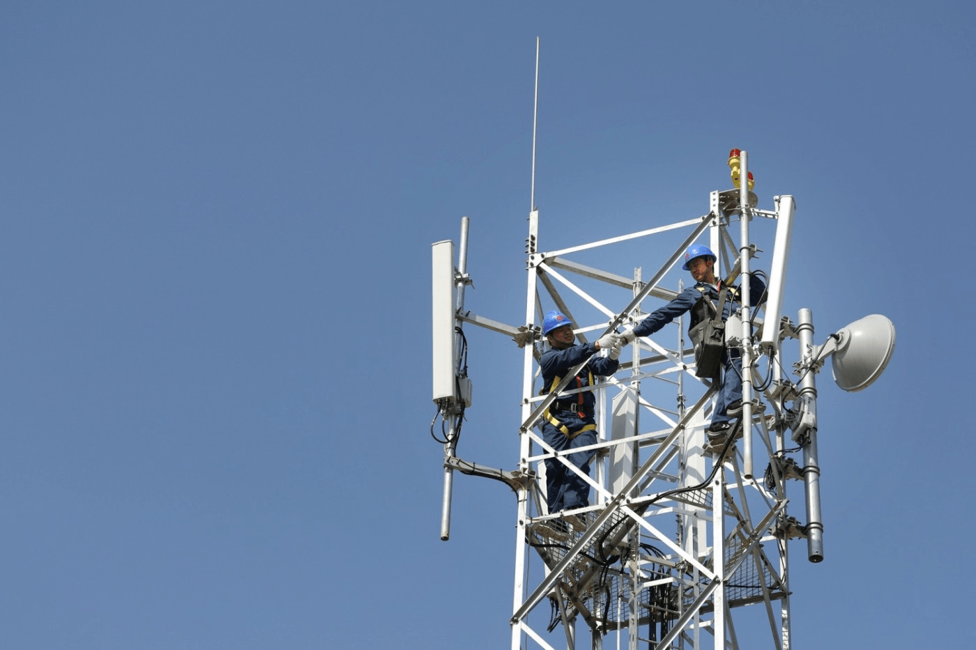 Operatorii de telecomunicaţii sunt nevoiți să vândă o parte din infrastructură pentru a investi în 5G