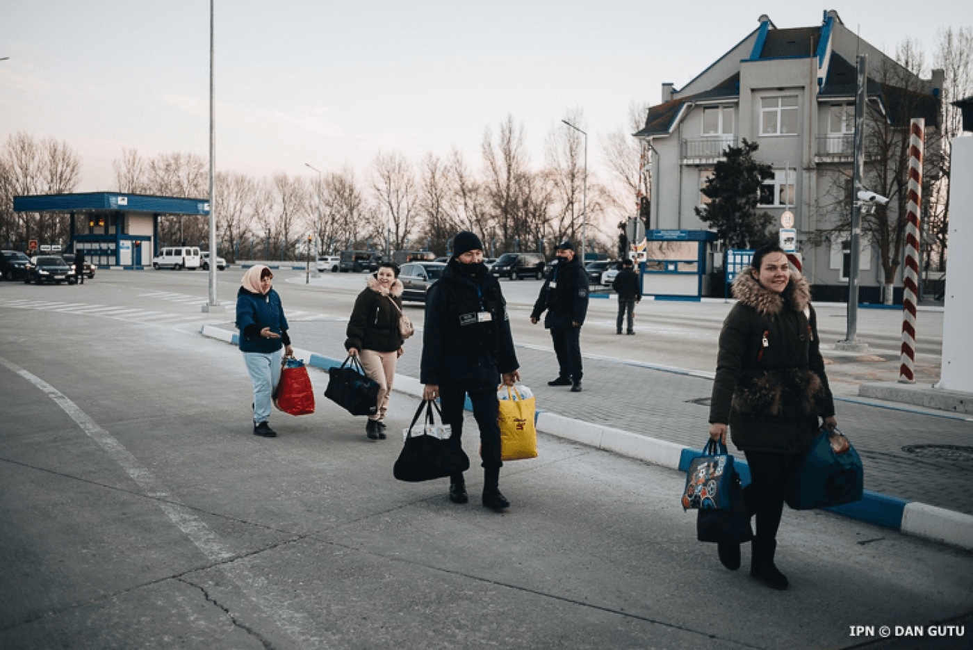 Sondaj FRA. Persoanele care fug din calea invaziei Rusiei în Ucraina se confruntă cu dificultăți în UE