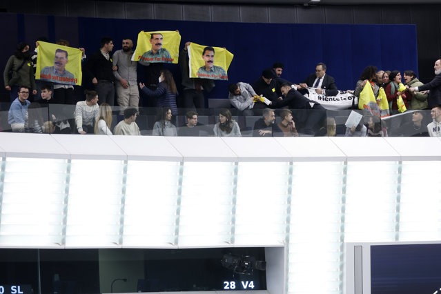 Protestatari kurzi ameninţă că se aruncă de la balcon