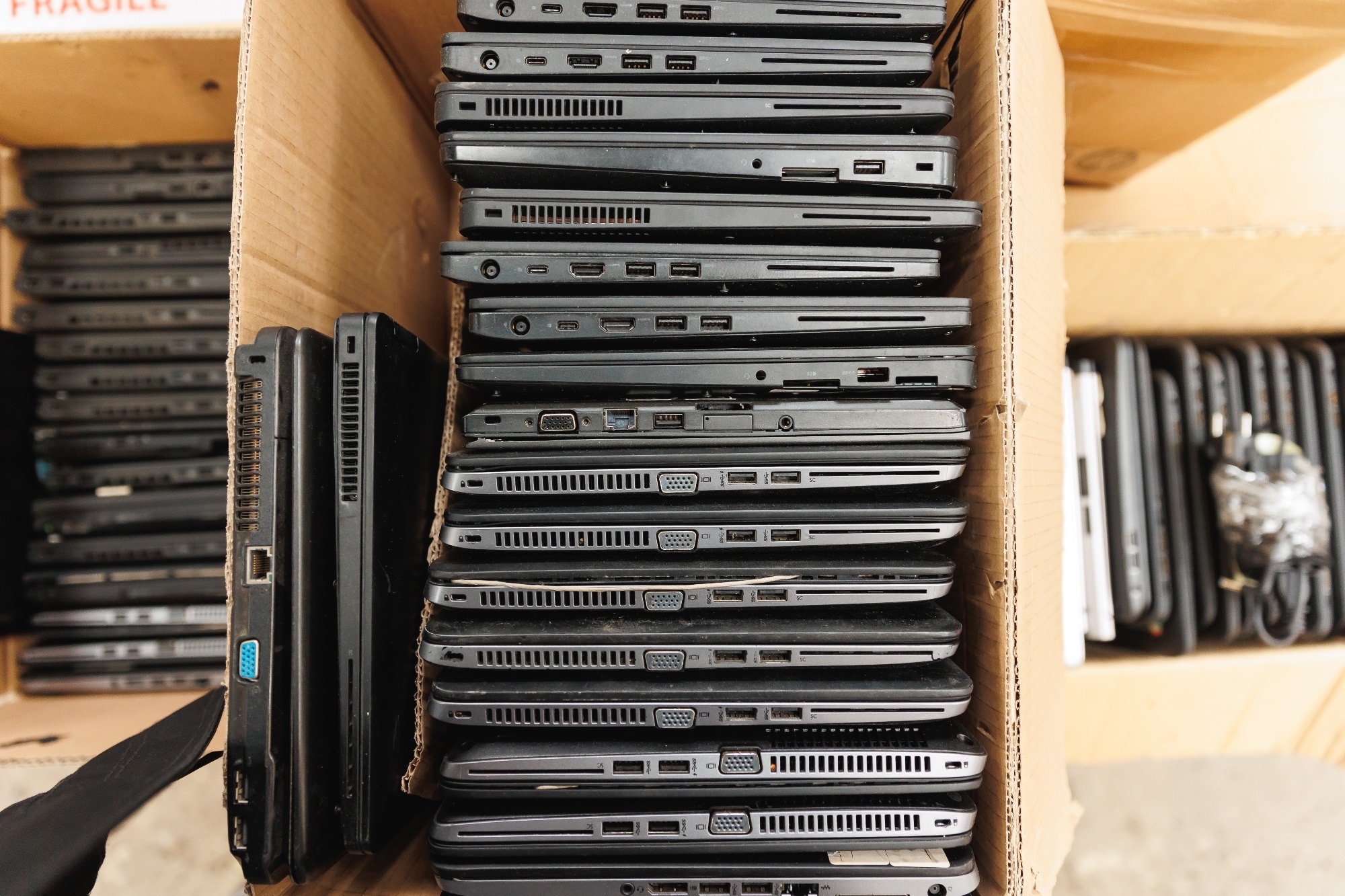 Ateliere Fără Frontiere a recondiționat 4.000 calculatoare uzate, care au ajuns în 258 de laboratoare de informatică din România