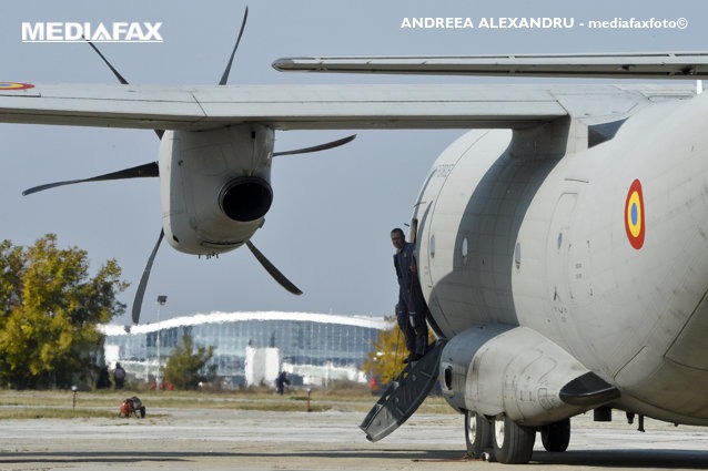 Opt români au fost îmbarcaţi pentru a fi repatriaţi de pe Aeroportul din Adana, Turcia