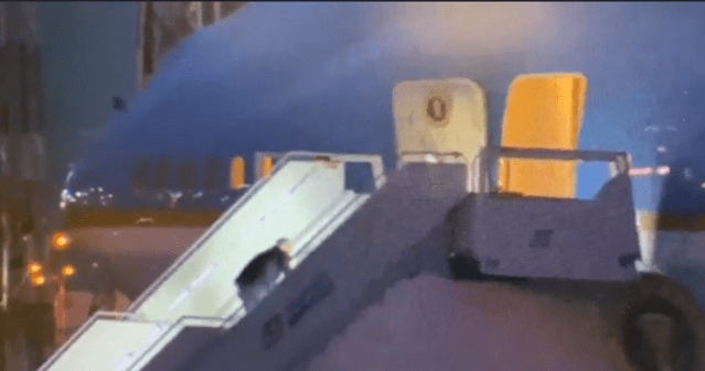 Biden se împiedică şi cade în timp ce urca pe scara Air Force One