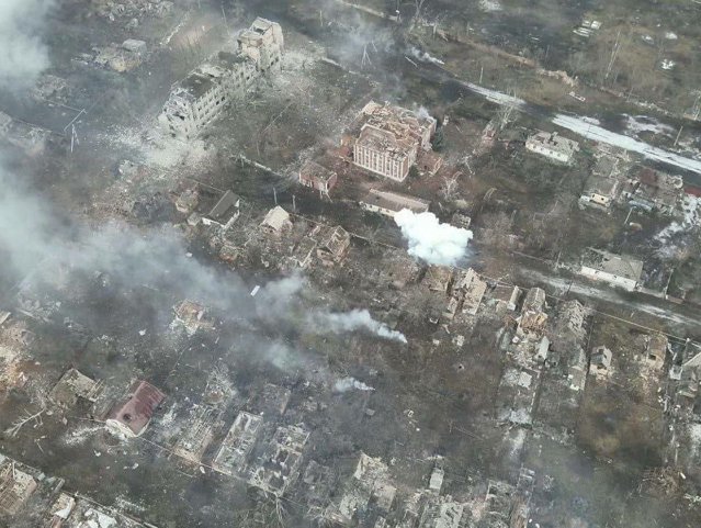 Bombardamente intense la Bakhmut şi în alte 18 localităţi din estul Ucrainei