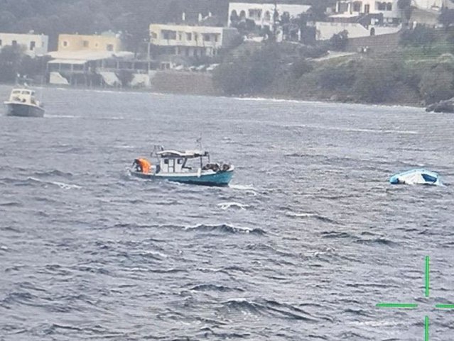 Patru persoane au murit şi 39 au fost salvate după ce o ambarcaţiune cu migranţi s-a scufundat