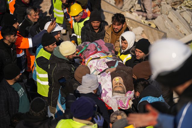 numărul morţilor a trecut de 21.000 / SUA trimite ajutor de 85 de milioane de dolari / Copil găsit în viaţă duăă 90 de ore