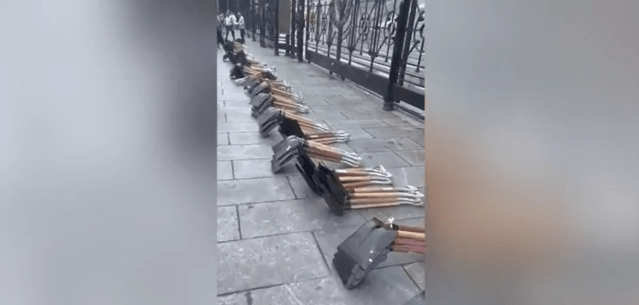 Un om de afaceri a descărcat 256 de lopeţi în faţa Parlamentului argentinian