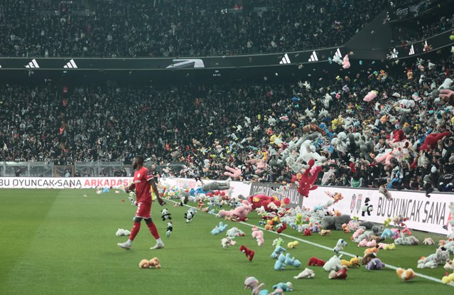 Arbitru obligat să întrerupă meciul lui Besiktas după ce mai multe obiecte au fost aruncate pe teren. Dar gestul e frumos