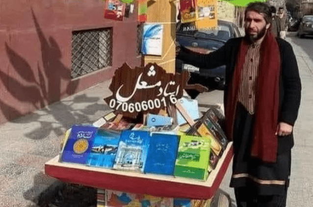 Profesorul din Kabul care şi-a rupt diploma în direct la televizor a fost arestat