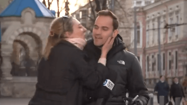 a fost sărutat în direct la TV