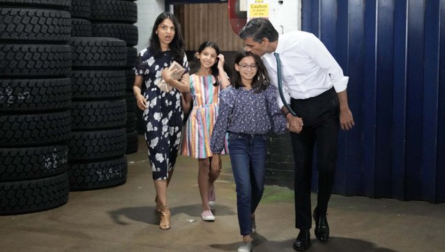 Soţia unui premier important, certată pentru că poartă haine şi pantofi de designer, în timp ce ţara strânge cureaua