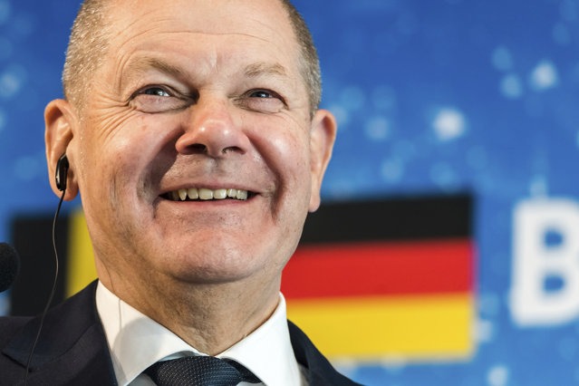 Olaf Scholz susţine că furnizarea de armament Ucrainei nu prelungeşte războiul cu Rusia