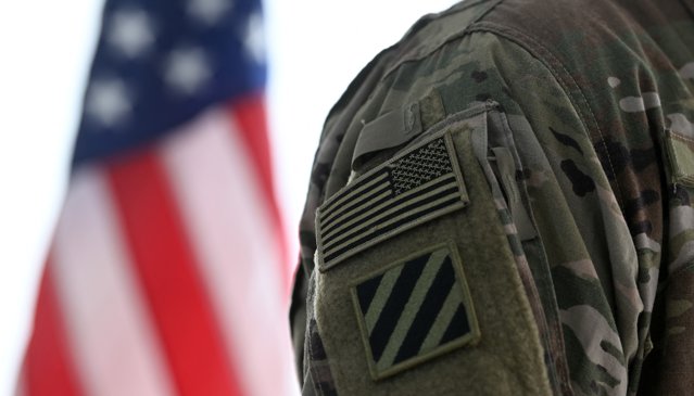 ar putea interzcice accesul tinerilor militari la arme