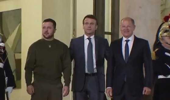 Imaginea articolului Volodimir Zelenski a ajuns la Paris. A fost întâmpinat de preşedintele francez şi cancelarul german / Macron: 