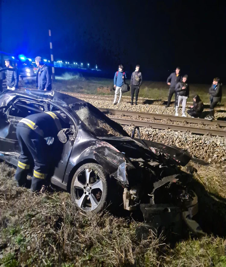 Un șofer a scăpat miraculos după ce a fost lovit de tren: a ieșit singur din mașina distrusă