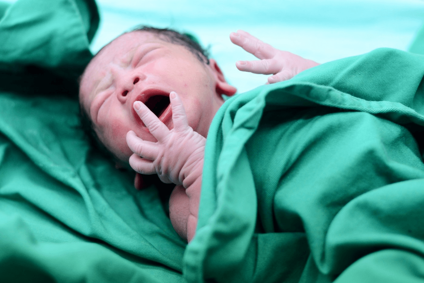 Mama care şi-a abandonat fetiţa de 5 săptămâni într-un şanţ va fi decăzută din drepturi