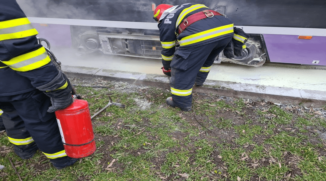 Un tramvai cu călători a luat foc, în mers, în centrul Timișoarei. Toți pasagerii s-au salvat
