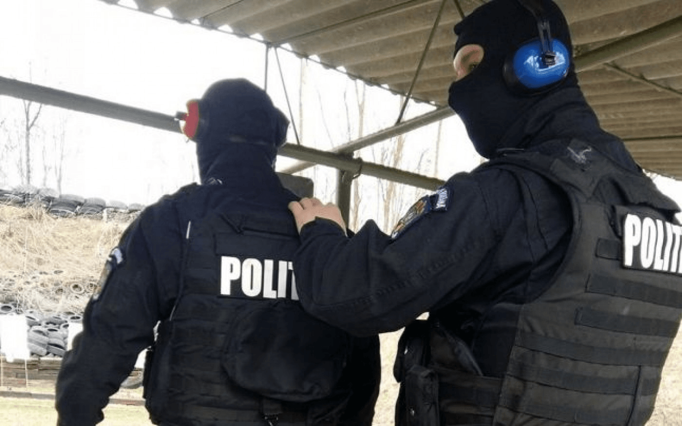 Polițiștii au făcut publice imagini de la scandalul provocat de un bărbat care a amenințat luptătorii SAS aflați în misiune