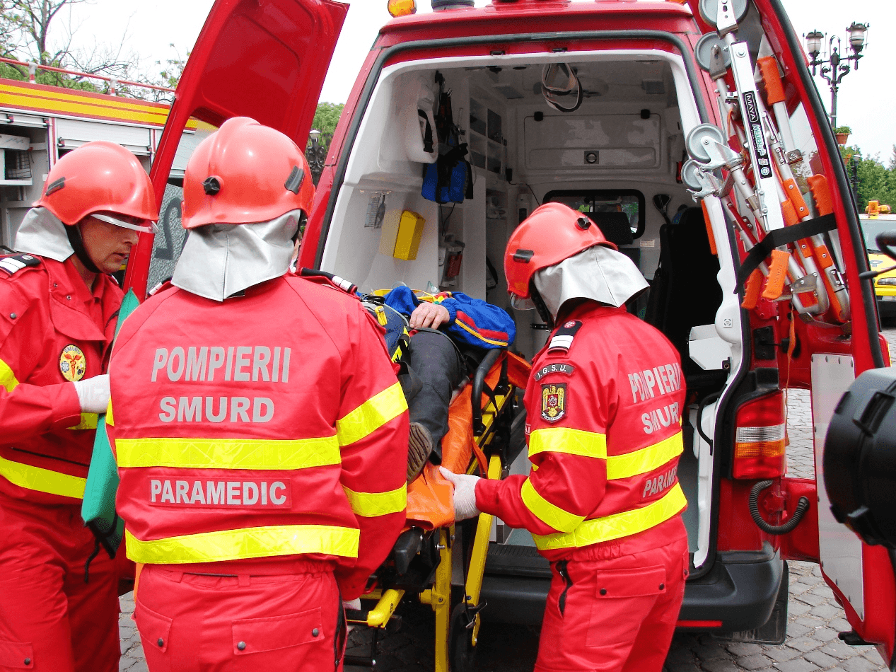 Băiat de 12 ani, lovit de mașină pe când traversa strada în fugă. A fost transferat, în stare critică, la un spital din Iași