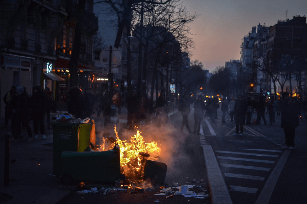 Val de persoane reținute la Paris în urma protestelor împotriva reformei pensiilor