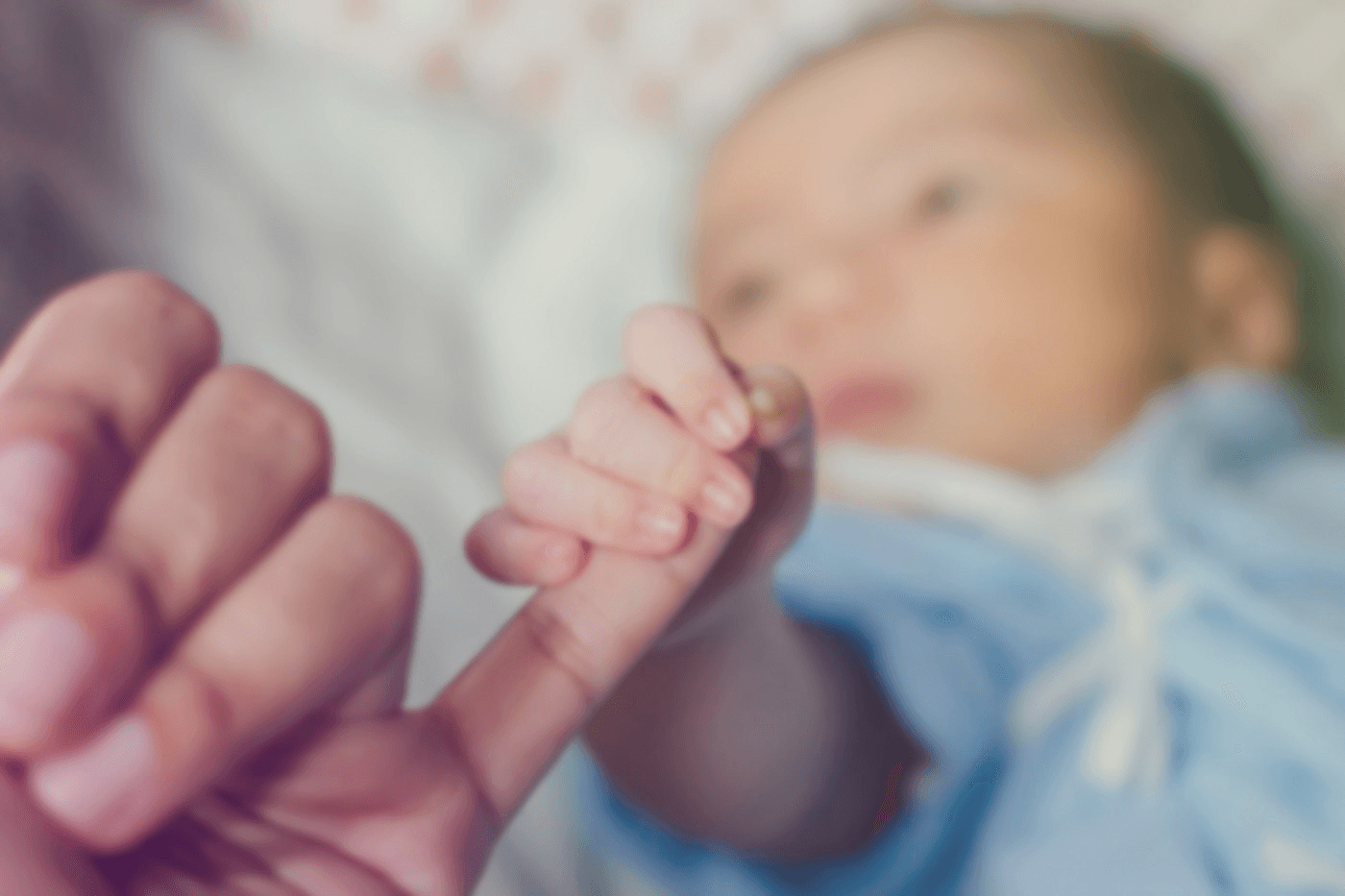 Ce a făcut un cuplu din București pentru a înfia un copil și a evita birocrația unei adopții. Poveste demnă de film