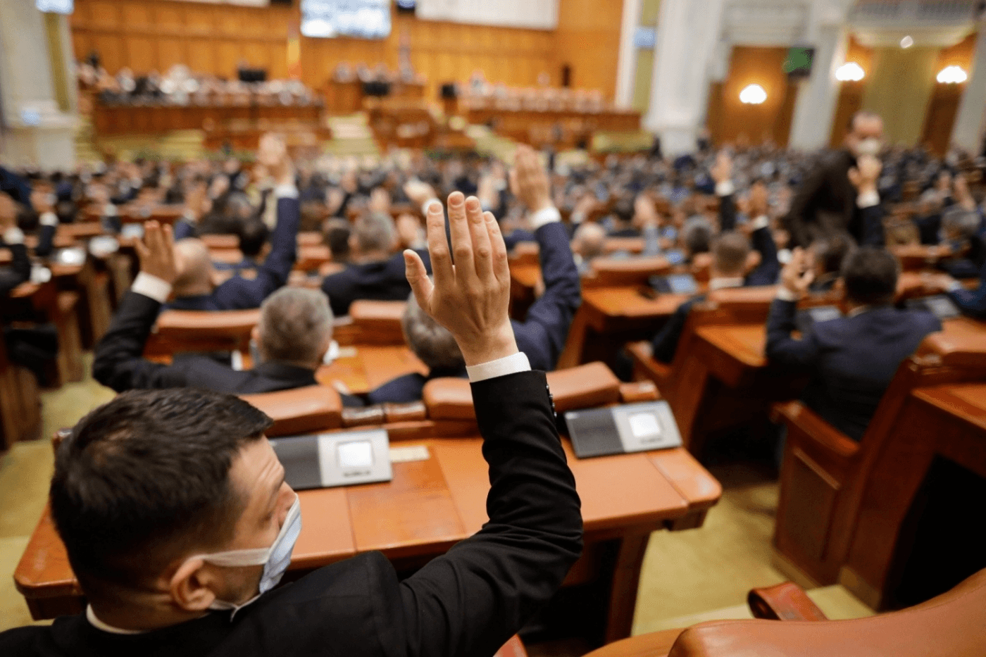 Codurile penale, adoptate de Parlament în forma de la Guvern: fără prag la abuzul în serviciu