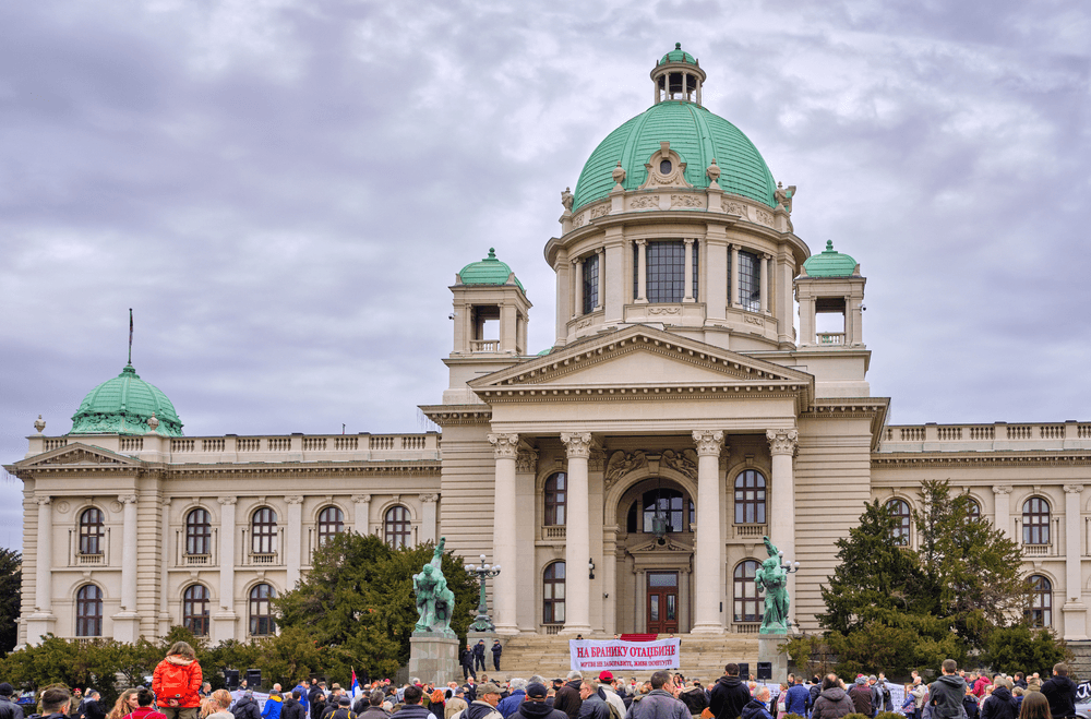 Zeci de mii de oameni au mărșăluit prin Belgrad pentru a protesta împotriva posibilei recunoașteri a Kosovo