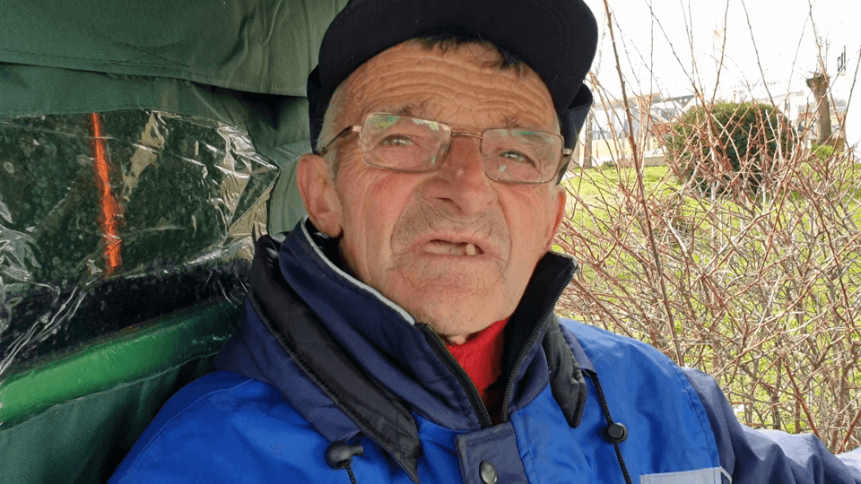 Angajat la 70 de ani. Moșu’ strânge gunoaie și e mândru de munca lui: „Nu-i lucru urât“ VIDEO