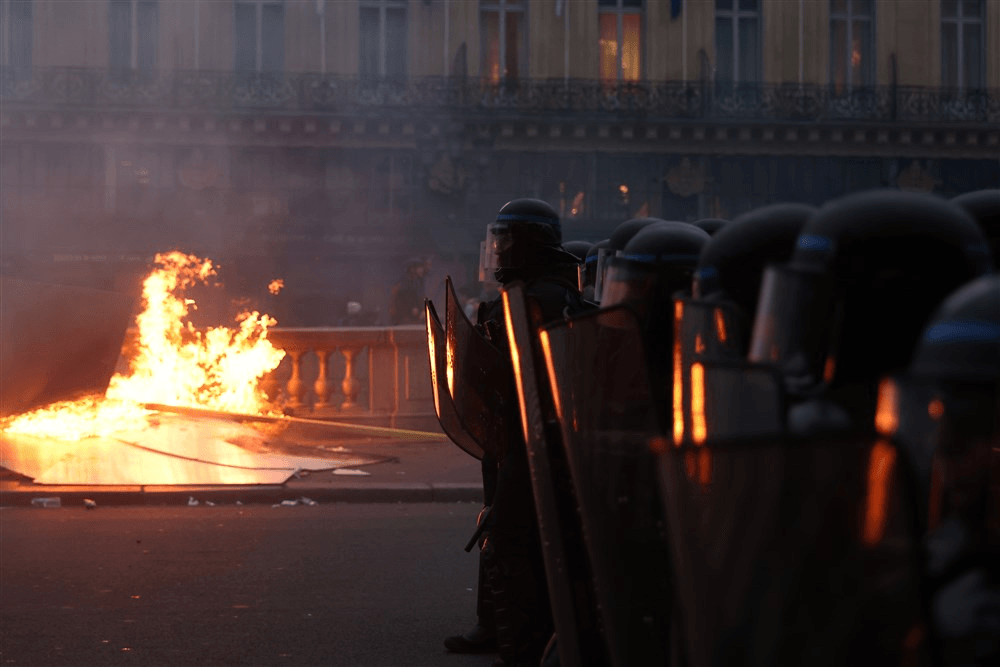 Imagini șocante în Franța! Protestatarii au incendiat primăria din Bordeaux
