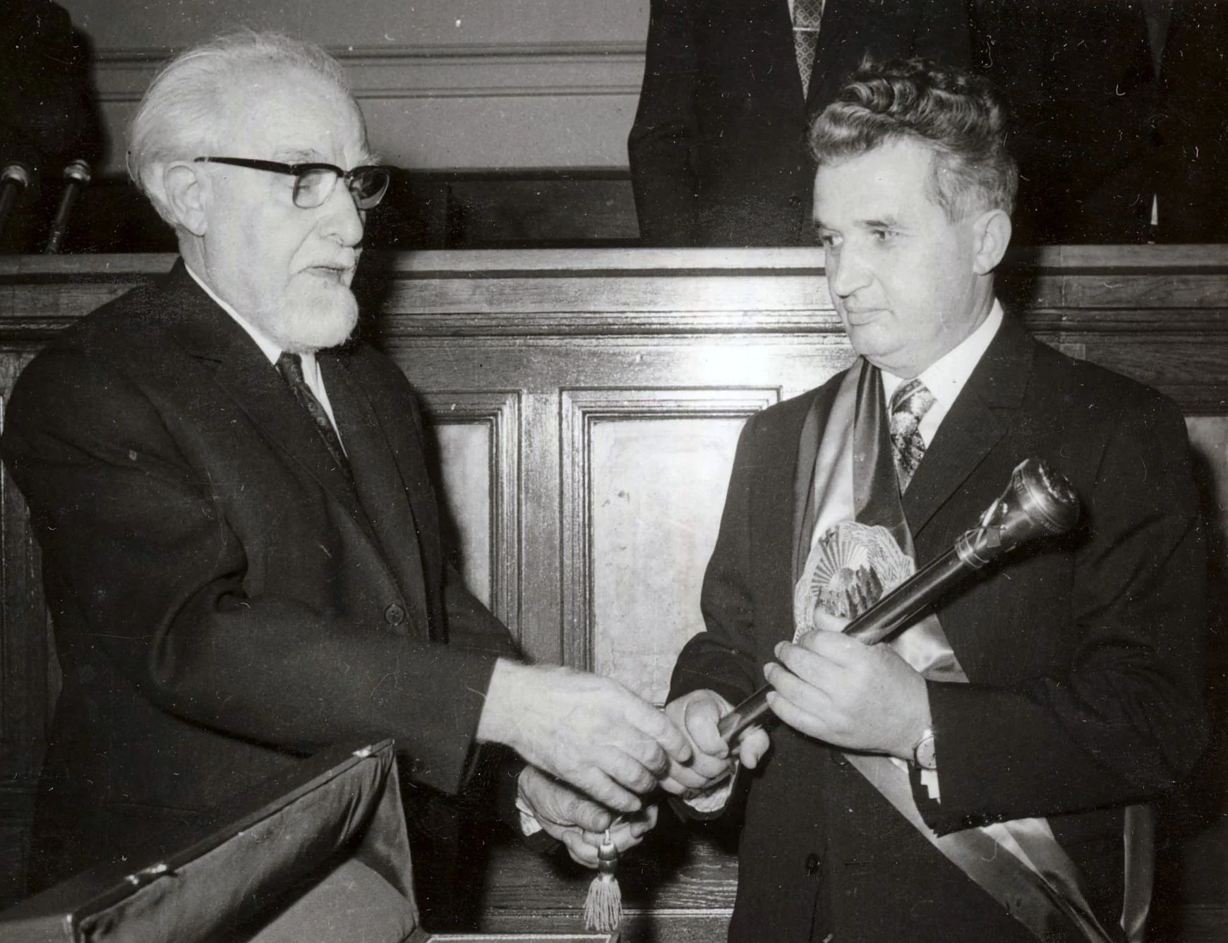 Ceaușescu devine primul președinte al României socialiste