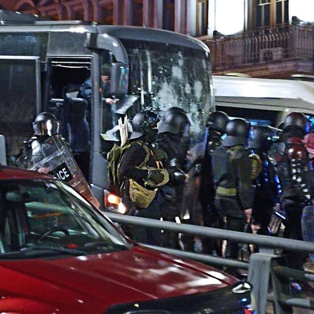 În Georgia, poliţia foloseşte tunuri de apă şi gaze lacrimogene pentru a dispersa protestatarii